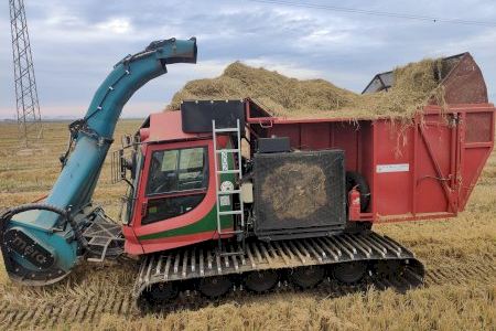 El curiós mecanisme de La Unió per a extraure palla d'arròs: una màquina llevaneu