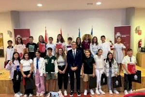 El alcalde Rubén Alfaro entrega los reconocimientos a 21 alumnos y alumnas de Elda con los mejores expedientes académicos del curso 22-23
