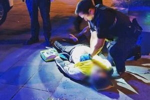 Agentes de la Policía Local de Valencia salvan la vida a un hombre que sufrió un paro cardíaco junto a la Estación Joaquín Sorolla