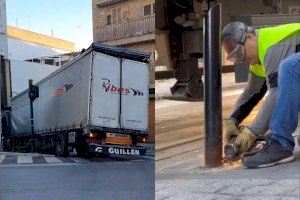 VÍDEO | Un camió queda atorat en el centre de Paterna i han de tallar els bol·lards per a poder traure'l