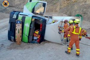 Ferit un conductor després de bolcar amb el seu camió en una pedrera a Atzeneta d'Albaida a València
