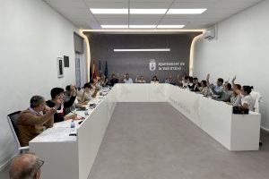 El pleno municipal del Ayuntamiento de la Vall d’Uixó aprueba una declaración institucional de apoyo al comercio local