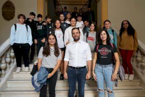 Els i les alumnes de l'IES Clot del Moro visiten l'Ajuntament de Sagunt