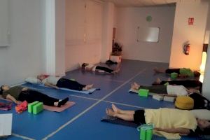 Una demostración del taller de yoga terapéutico de ACMAVI este domingo 29 en El Campet