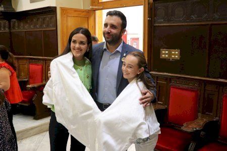 El Ayuntamiento de Sagunto entrega los mantones bordados a las Falleras Mayores de la FJFS