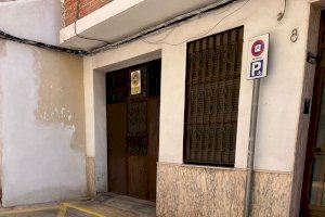 La Brigada municipal repara les plaques tombades a Catarroja