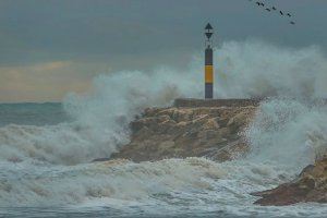 Se esperan grandes olas en el litoral valenciano con la llegada de esta profunda borrasca. Foto: Twiitter/@AlexMuozGarc