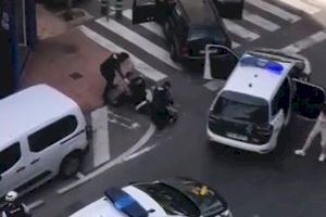 VÍDEO | Un conductor kamikaze i embriac causa un accident en ple centre de Torrevella i es dona a la fugida
