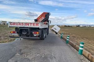 El viento tumba una furgoneta y cae a una acequia en Alboraya
