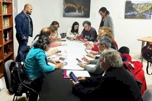 El Ayuntamiento de Canet Lo Roig forma a las mujeres de la localidad en el funcionamiento y las posibilidades del teléfono móvil