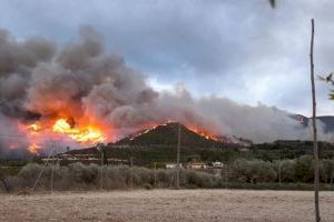 Bombers donen per controlat l'incendi de Montitxelvo després d'arrasar més de 2.500 hectàrees en cinc dies