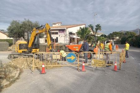 El Ayuntamiento de l’Alfàs procede a instalar las nuevas infraestructuras hidráulicas en la calle Sauce