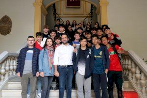 Els i les alumnes de l'IES Clot del Moro visiten l'Ajuntament de Sagunt