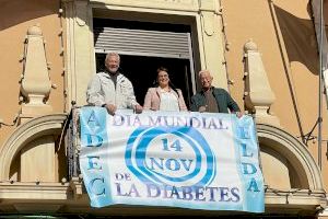 Elda se suma a la celebración del Día de la Diabetes con la lectura de un manifiesto, la colocación de una pancarta en el Ayuntamiento