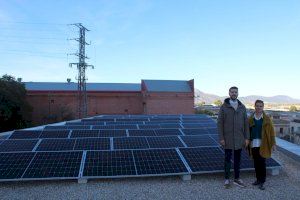 Cocentaina instala 32 placas fotovoltaicas en la Biblioteca Municipal