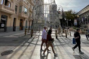 Alicante enciende la Navidad el viernes con 114 calles adornadas, 2.000 motivos decorativos y un gran árbol