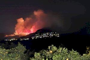 Els bombers estabilitzen l'incendi del Ràfol d'Almúnia