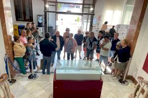 Un grupo de sesenta turistas gallegos visita Elda para recorrer la ciudad y conocer sus espacios públicos y edificios de interés