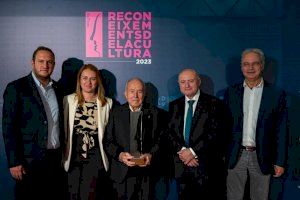 Ricardo Gabaldón felicita al requenense Fermín Pardo por su premio al “Reconocimiento de la Cultura 2023”