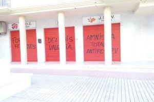 Proclamas machistas e insultos frente a la sede del PSPV-PSOE en Petrer