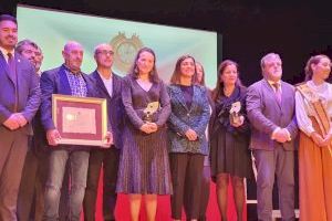 El Ayuntamiento concede la Arracada de Honor al Encuentro de Comparsas de los Andaluces y a Carlos Pérez, fundador de la empresa Telémaco
