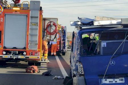 Un mort i un ferit greu en atropellar dos camions als ocupants d'una furgoneta en l'A-7 entre Picassent i Torrent