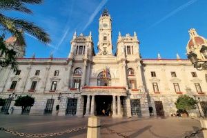 València aposta per la reducció del plàstic i la comunicació digital en la plaça de l'Ajuntament