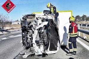 Un camió bolca després del xoc amb un vehicle a Villena