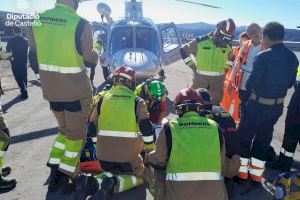 Dos heridos en un grave accidente en Ares del Maestrat: implicados un coche y una motocicleta caída a un barranco