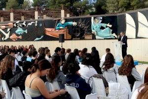 Benidorm conmemora el Dia de les Lletres Valencianes con una lectura de poemas junto a un centenar de alumnos de Secundaria