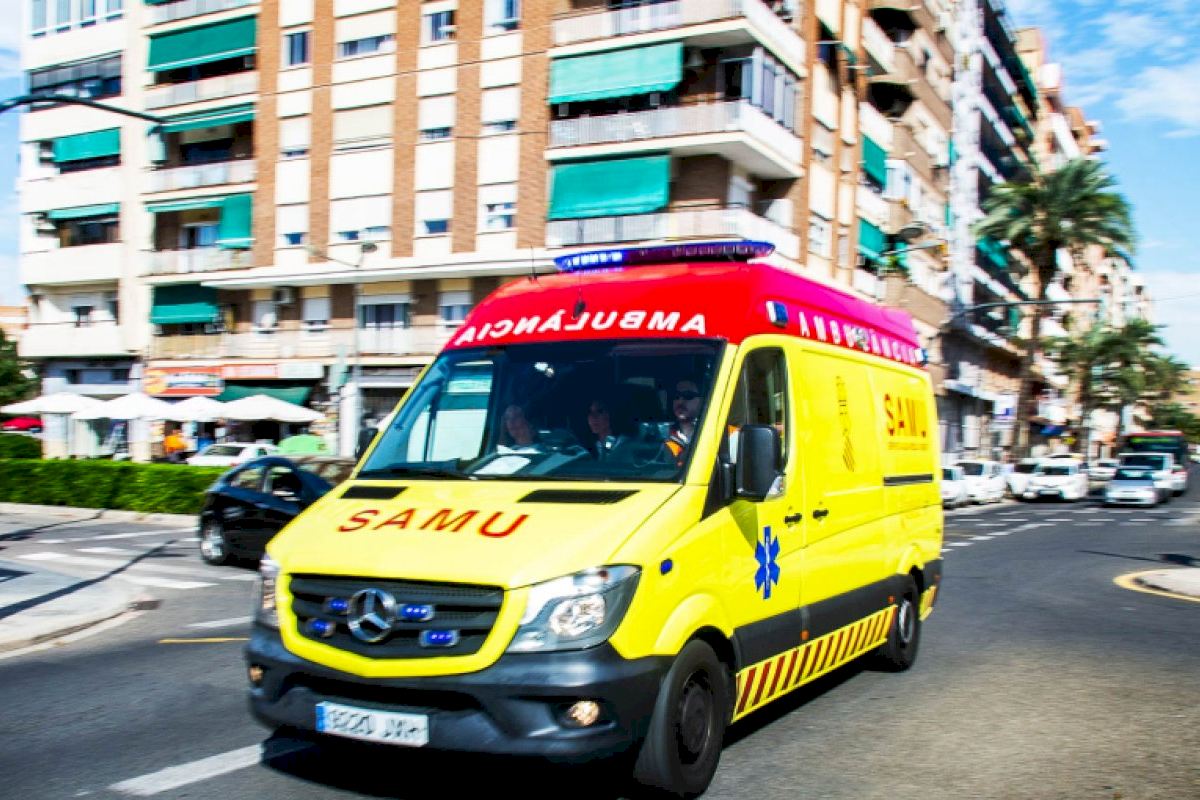 Dos heridos al estrellarse un patinete contra un autobús en Valencia