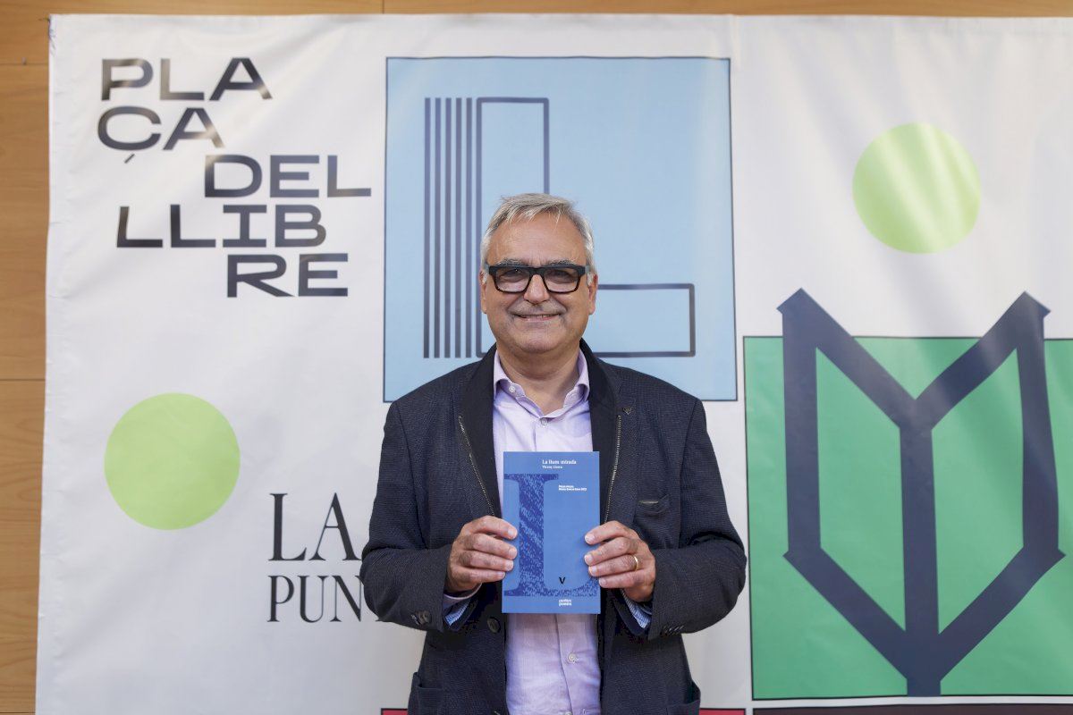 La UJI entrega el Premio Manel Garcia Grau al escritor Vicenç Llorca