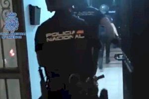 VÍDEO | Sis detinguts per assaltar un club d'alterne de Benidorm amb clients i empleats com a ostatges