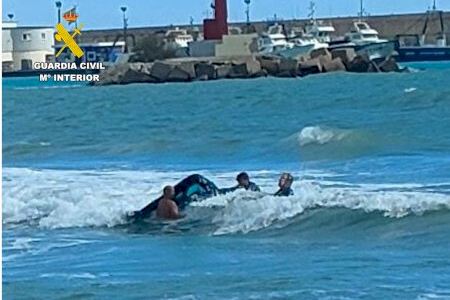 Rescatan a un paddle surfista en pleno temporal marítimo en Villajoyosa