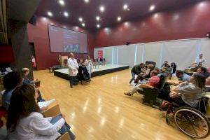 El Hospital Universitario del Vinalopó acoge un teatro comunitario para conmemorar el Día de la Diversidad Funcional