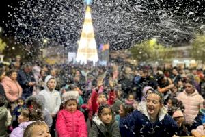El Campello da la bienvenida a la Navidad con luces, música y nieve