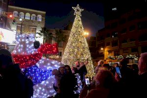 Onda dona la benvinguda al Nadal amb l'encesa de llums d'un arbre de ceràmica únic a Espanya
