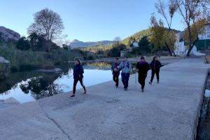 La Mancomunidad Espadán Mijares reinicia las rutas de senderismo familiares con una salida por Argelita