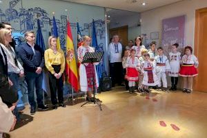 Oropesa del Mar celebra el Día Nacional de Rumanía con una exposición de trajes y maquetas de casas tradicionales