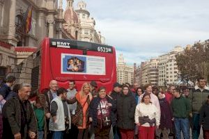 Serveis Socials decora 3 autobusos de l’EMT amb la targeta guanyadora del certamen nadalenc