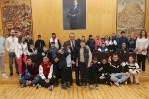 Alumnos de educación inclusiva del IES Beatriu Fajardo realizan una visita al Ayuntamiento de Benidorm