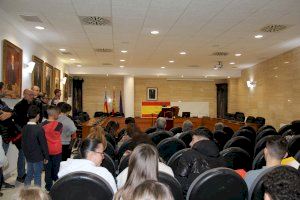 Jóvenes utielanos leen la Constitución Española en la conmemoración del 45 aniversario de la Carta Magna