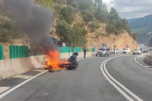 Un aparatoso accidente en Alcoi deja varios heridos al chocar una moto y un coche