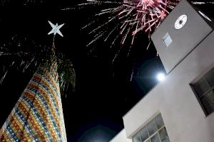 Un pueblo valenciano monta el árbol de Navidad de ganchillo más grande del mundo