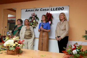La alcaldesa felicita la Navidad a la Asociación y Federación de Amas de Casa Lledó