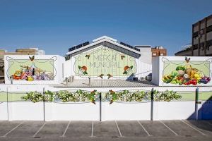 Benetússer pone en valor su mercado municipal con un mural de inspiración modernista de Lluïsa Penella