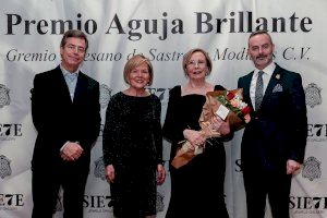 La diseñadora Dolores Enguídanos recibe el XI Premio Aguja Brillante en reconocimiento a sus 40 años en la profesión