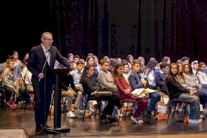 Benidorm premia el rendimiento académico de 84 estudiantes de Primaria y Secundaria