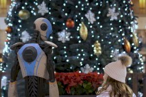 VIDEO | La bonita historia de un robot del futuro que descubre con una niña de Nules la emoción y las tradiciones navideñas