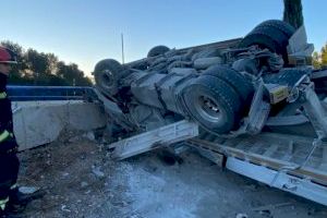 Un camión se estrella en la Autovía Mudéjar a la altura de Segorbe